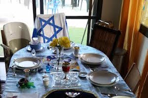 elanas_seder_table_300_X_200.jpg