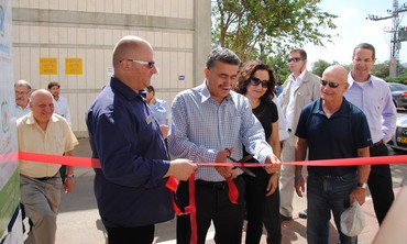 Ribbon-cutting with Ecommunity CEO Danny Kogen, Peretz and Environment Ministry Alona Shefer-Karo. Photo: Courtesy of the Environmental Protection Ministry