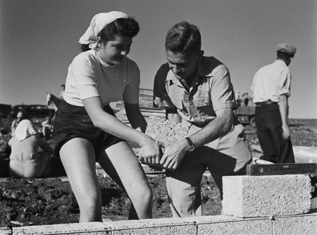 Pioneers building Jewish settlements in Eretz Yisrael, 1920s